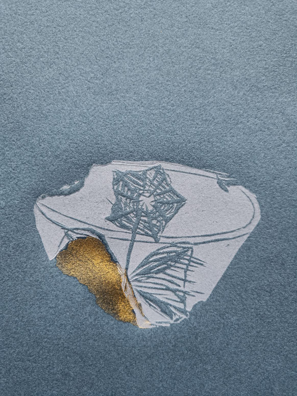 KINTSUGI-BOWL ON BLUE. 2024, linocut & relief print, gold ink drawing on handmade blue paper, DIN A4 (base paper by John Gerard), edition of 2