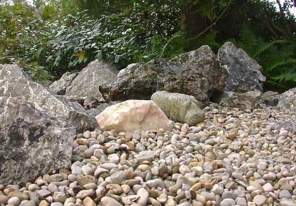 Bild: Quellstein aus Wasserbausteinen mit Scheinbachlauf aus Zierkies.