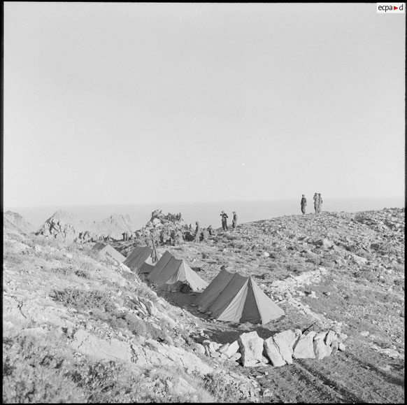 Algérie juillet 1956, cantonnement de la 2e compagnie du 7e bataillon de chasseurs alpins (BCA) à 1800 m d'altitude.