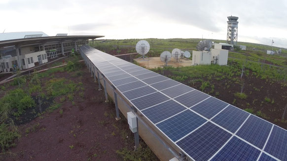 Solarpanele des Flughafens, Foto: Priscila Imbaquingo - Trabajo propio, CC0, https://commons.wikimedia.org/w/index.php?curid=146566430