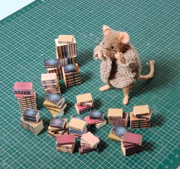 Miniatur-Bücher mit Leseratte