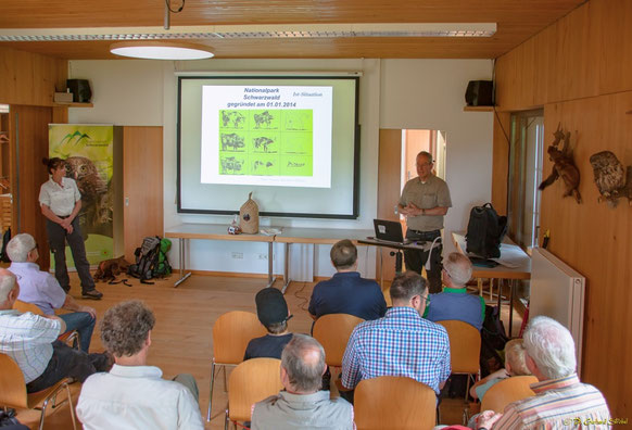 Nationalpark-Direktor Dr. Thomas Waldenspuhl (r.) und NP-Rangerin Heidrun Zeus (l.)