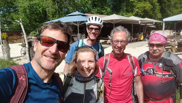 Die Mittwochstour-Gruppe auf der Sissacher Flue.