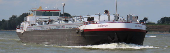 scheepstype Poedertanker Cementtanker met silo-achtige tanks en pneumatische losinstallatie