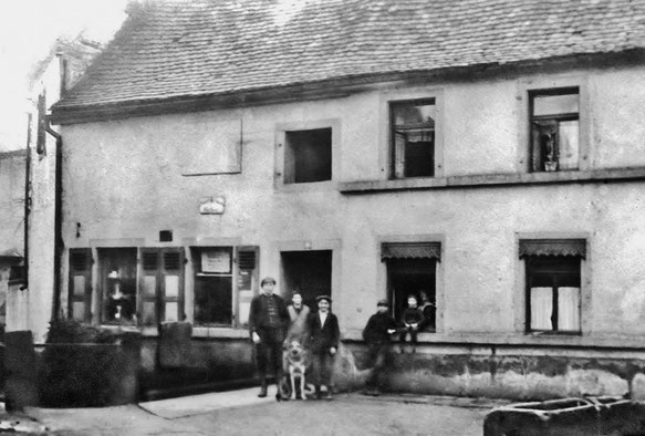 1930, Haus Kraus, ehemals Bäckerei Kraus, rechts Erbsenbrunnen