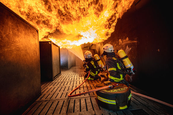 Angriffstrupp mit der Tacbag bei der Innenbrandbekämpfung