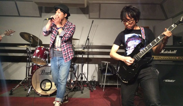 Sea Below Meの岩上さん(ギタリスト)と岡さん(ボーカル)が演奏している場面