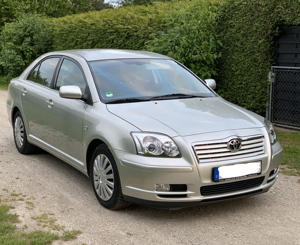 Toyota Limousine in grau geparkt