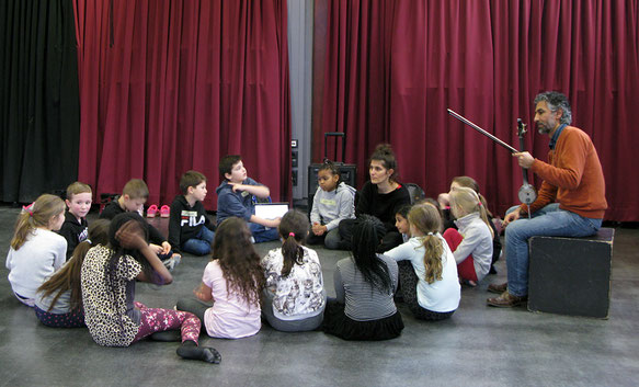 Benedetta Reuter und Bassem Hawar mit den Kindern der Tanzgruppe