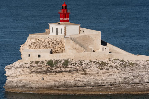 Le phare de la Madonetta veille sur Bonifacio