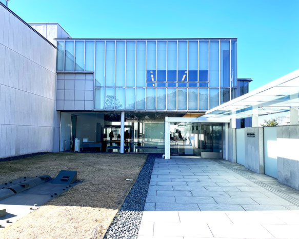 神奈川県立近代美術館正面入口