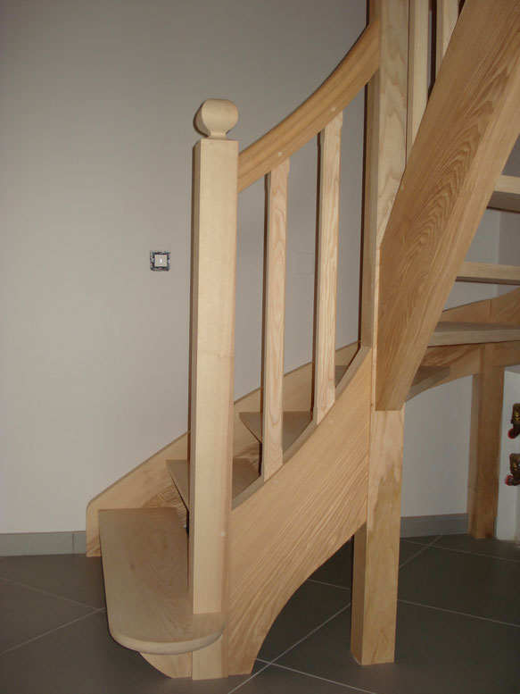 Premier quart tournant d' un escalier en bois de frêne