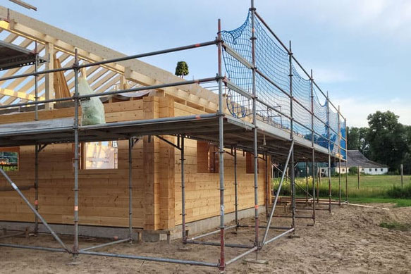 Holzhaus planen und Bauen - Das Rohbau des Blockhaus-Bungalows ist bereit für das Richtfest