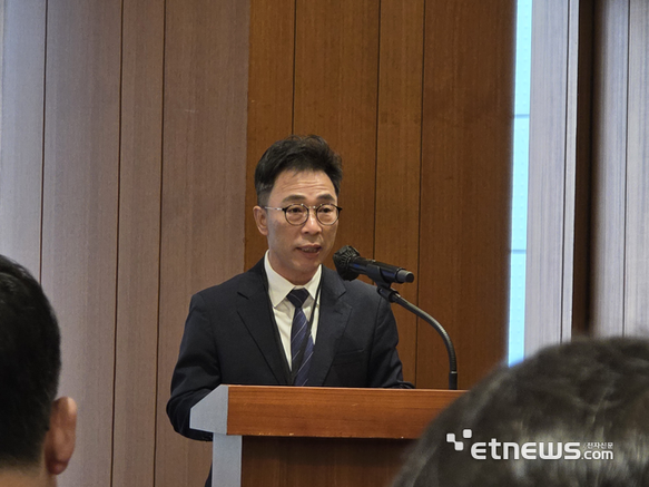 韓国ディスプレイ産業協会のイ・サンジン常務が28日、ソウル市江南区オークウッドホテルで開かれた「トレンドフォース・ロードショー・コリア2026」であいさつしている。