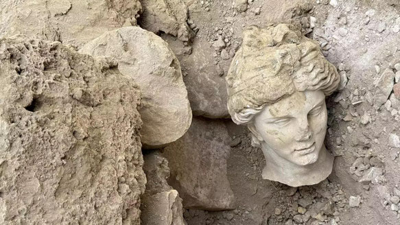 En 2024, des archéologues ont découvert la tête d’une statue de Hygieia dans l’ancienne cité de Laodicée, en Turquie.