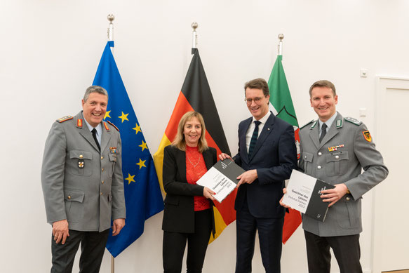 Gesichter des Lebens bei Ministerpräsident Wüst zur Übergabe des neuen Bildbandes (Foto @ Staatskanzlei)