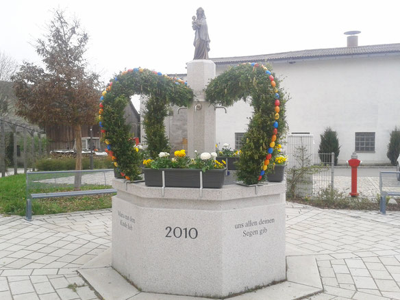 Marienbrunnen zu Ostern am Dorfplatz in Zandt