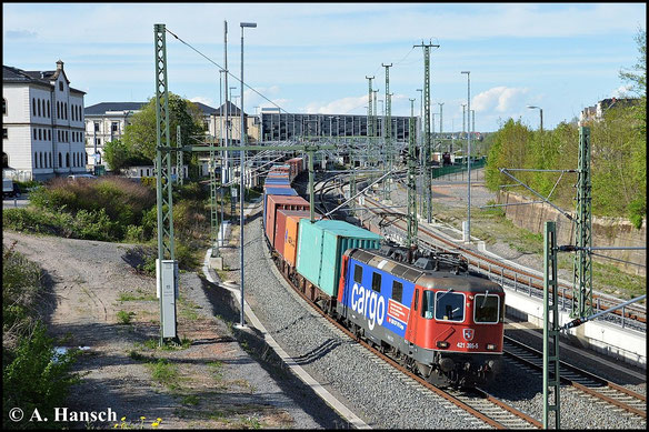 421 395-5 bringt am 4. Mai 2015 einen Containerzug aus Richtung Riesa gen Glauchau. Gerade durchfährt der Zug Chemnitz Hbf.