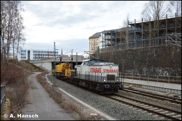 Am 3. April 2018 trägt die Lok die typischen "Strabag"-Farben. Mit DGS 69354 Zschopau - Werdau verlässt sie Chemnitz Hbf. 