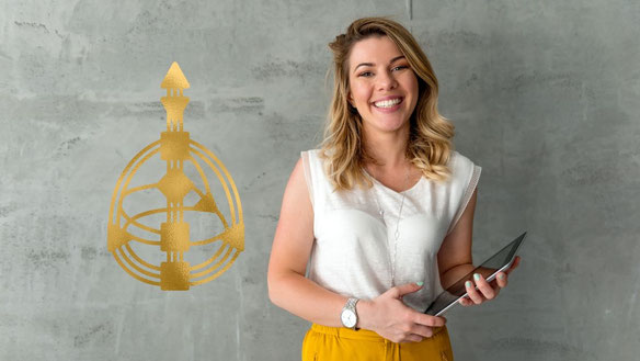 Eine lächelnde Geschäftsfrau mit Tablet in der Hand steht vor einer Wand. Neben ihr befindet sich ein goldenes Human Design Chart, das für energetische Führung und Authentizität im Business steht.