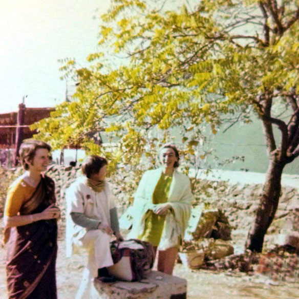 1975 - Samadhi ; arrival of the Australian group, among them were, Lorraine Brown, Pat S. & Joan Le Page