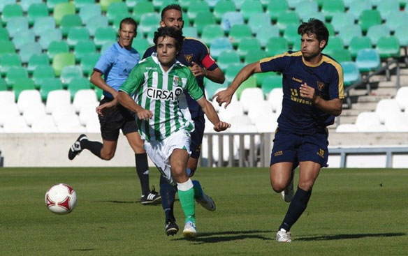 Eneko Eizmendi pelea por el balón en un partido contra la UCAM.