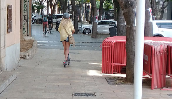 El peligro de acidente  por las bicicletas y patinetes sin respeto para con los viandantes  por las aceras en la Ciudad de València.