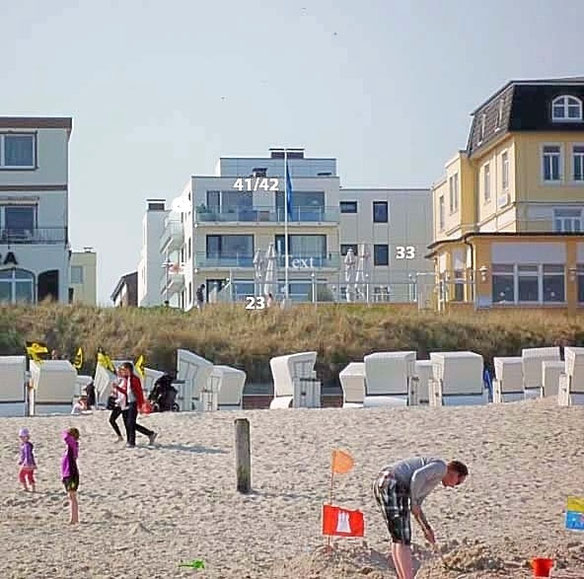 Unsere Meerblick Ferienwohnungen auf Wangerooge vom Strand aus gesehen