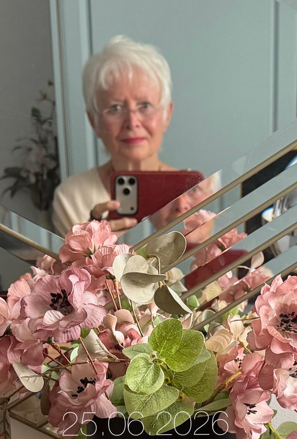 Juni 2026, Birgitta in der türkisfarbenen Küche - im Alter ist man mitunter froh, wenn die Fotos nicht mehr so scharf sind 😂 