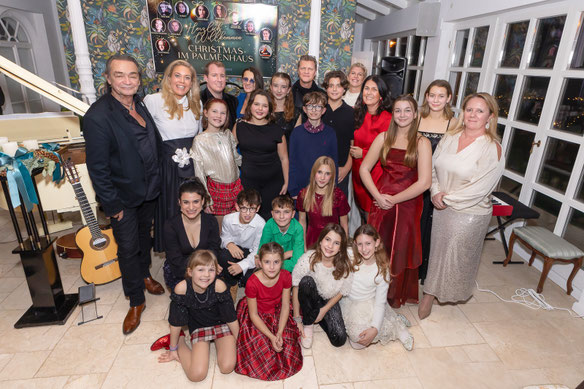 (c) Christian Mikes; v.l.n.r.: Christian Kolonovits, Sandra Soravia-Lepuschitz, Dominik am Zehnhoff-Söns, Brigitte Just, Gery Seidl, Renate Altenhofer, Laura und Chiara Bammer, Eva Moizi und Juliette Khalil mit dem KlosterNEUbürgerinnen-Kinderchor