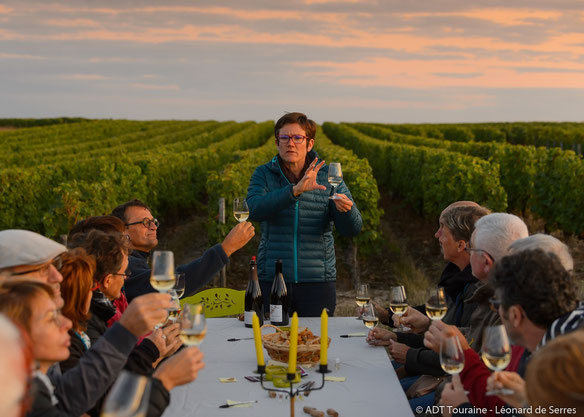 balade-randonnee-vignoble-visite-cave-troglo-degustation-vin-soiree-crepuscule-activité-insolite-Vouvray-Tours-Amboise-Touraine-Vallee-Loire-Rendez-Vous-dans-les-Vigness-Myriam-Fouasse-Robert