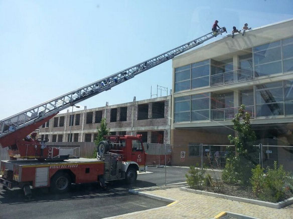 L'intervento dei vigili del fuoco con l'autoscala, sul tetto gli imprenditori in bilico (foto FrosinoneWeb)