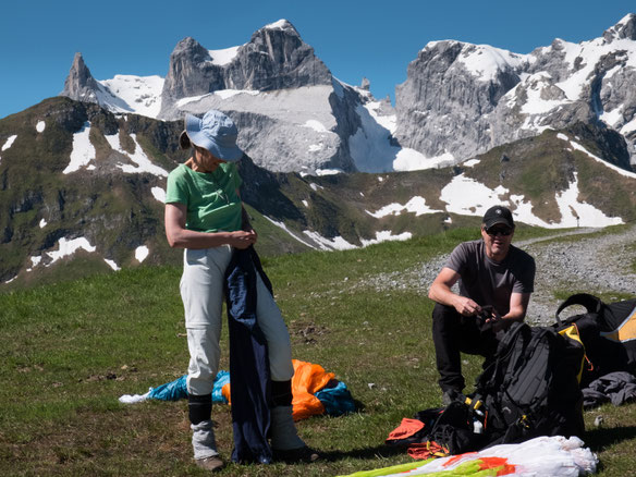 Thomas und ich am Startplatz, im Hintergrund 3 Türme, Sporaplatte und das Eisjöchle (Foto Stefan Gleißner)