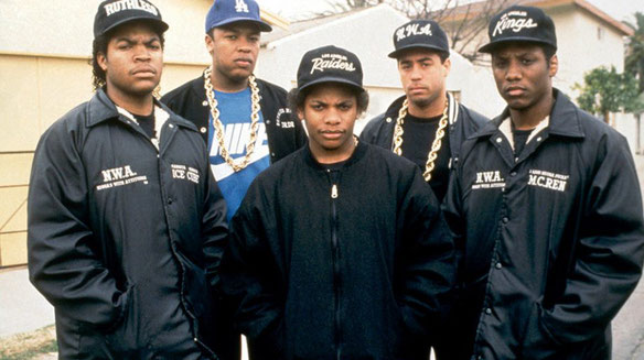 El grupo rapero NWA. De izquierda a derecha: Ice Cube, Dr. Dre, Eazy-E, DJ Yella y MC Ren. Fuente: www.nme.com/features/forget-straight-outta-compton-this-is-the-real-story-of-nwa-756894