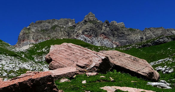 die Rote Wand von Osten mit rotem Liaskalk; ganz links der Furkajoch-Pass