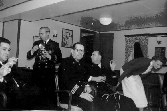 A/b SS Groote Beer. 26 april 1958. Met fototoestel telegrafist Verrijp (Info ontvangen van R/O Mellegers)