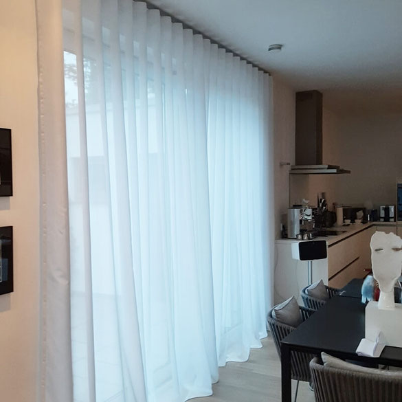 Minimalistische Gardinen in dezentem Weiß im offenen Wohnraum in Hanau