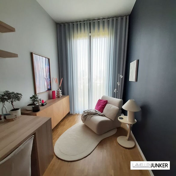 eleganter Wellenvorhang im Homeoffice - raumhoch, angefertigt von Lamellen Junker - Gardinengeschäft - Langenselbold