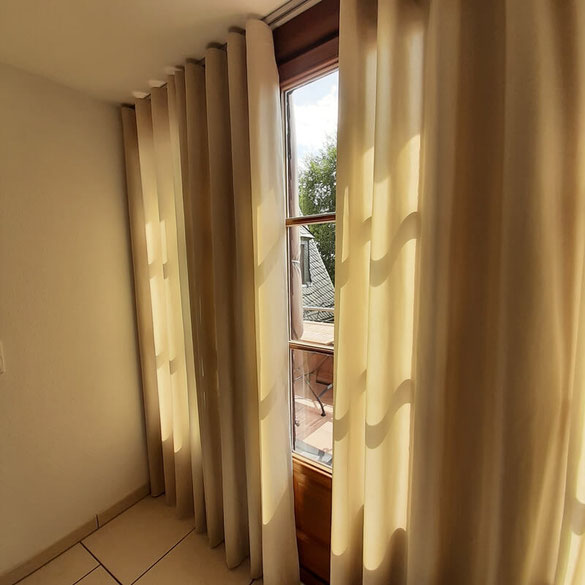 gardine-jab-gardisette-bauhaus-stil-sonnenschutz-wohnzimmer-lamellenjunker-gardinengeschaeft-langenselbold-nidderau