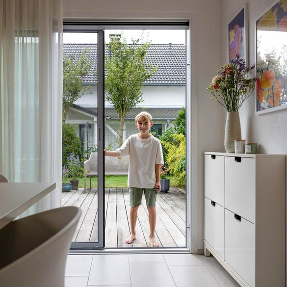 fliegengitter-schiebetuer-große-terrassentuer-mit-freier-sicht