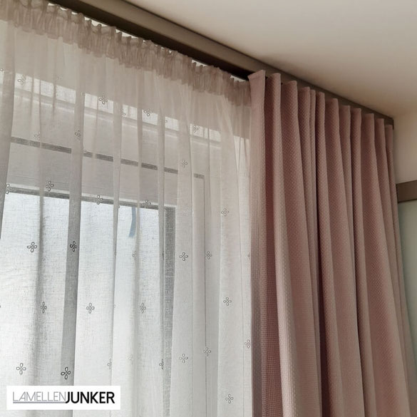  Moderne Innenlaufschienen mit Gardine & Vorhang in Leinenoptik in einem Wohnzimmer in Gelnhausen