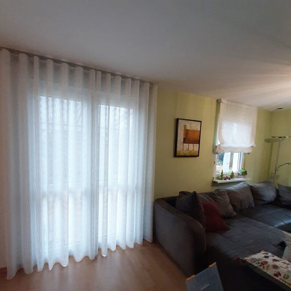 Gardinenschiene mit raumhohem Vorhang im Wohnzimmer in Hanau im Main-Kinzig-Kreis