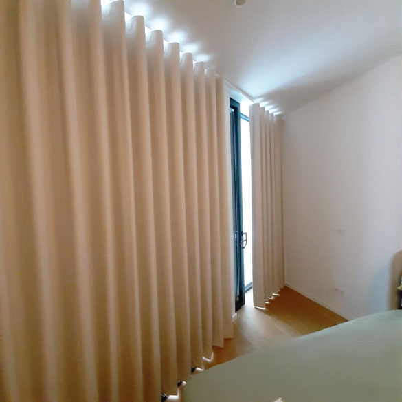 Minimalistische Gardinen mit ruhiger Wellenoptik im Schlafzimmer 