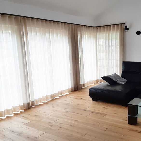 Schallschutz Vorhang mit Wollanteil in einem Wohnzimmer in Frankfurt, angefertigt von Lamellen Junker im Main-Kinzig-Kreis