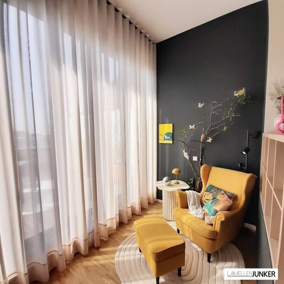 Große Fensterfront mit Innenlaufschiene und zarten Gardinen unter der Decke in Frankfurt am Main