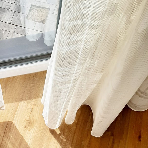 Minimalistische Gardinen mit dezenter Struktur in sanften Naturtönen