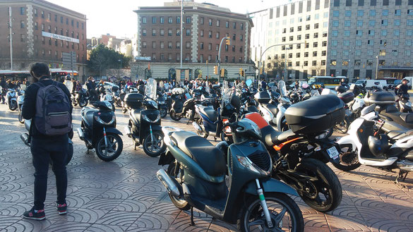 Ein "paar" Motorroller parken bei der Pl. Espanya
