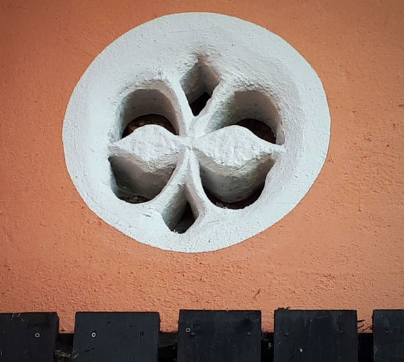 Kleines Detail am Gebäude Jugendzentrum hier ganz groß: ähnelt bourbonischer Lilie