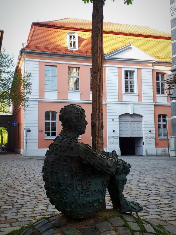 Montgelasplatz Kaspar-Hauser-Statue mit Baum mit Blick auf das Gebäude des Jugendzentrums und Standesamt und Streetwork