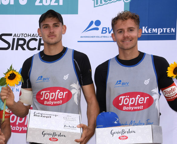 Benedikt und Jonas Sagstetter (rechts) aus Landshut haben als Titelverteidiger erneut gute Chancen auf den Gewinn der Bayerischen Beachvolleyball Meisterschaft (Foto: Lothar Forstmair).